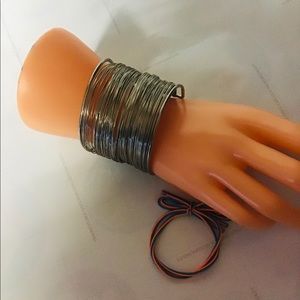 ❤️Bracelet Silver Color make this a  piece that go with anything in your closet